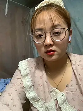 Snapshot of July-y chatting on October 16, 2025, 3:20 pm July-y online show from October 16, 2025, 3:20 pm