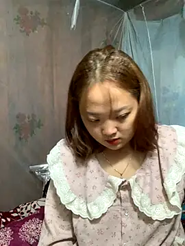 Snapshot of July-y chatting on October 16, 2025, 3:15 am July-y online show from October 16, 2025, 3:15 am