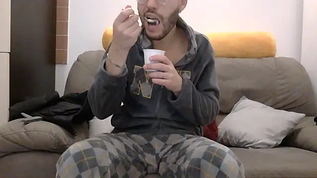 Amicisegreti online show from February 7, 2026, 6:21 am