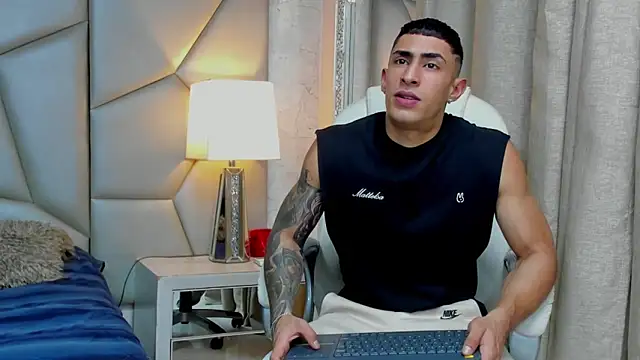 Snapshot of adrian_ray chatting on November 10, 2025, 6:35 pm adrian ray online show from November 10, 2025, 6:35 pm