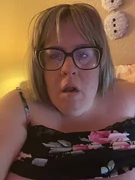 Snapshot of sexymommy1988 chatting on November 24, 2025, 4:01 am sexymommy1988 online show from November 24, 2025, 4:01 am