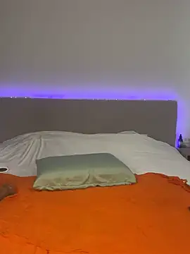 Snapshot of x_deluLuz_x chatting on October 18, 2025, 10:45 pm x deluLuz x online show from October 18, 2025, 10:45 pm