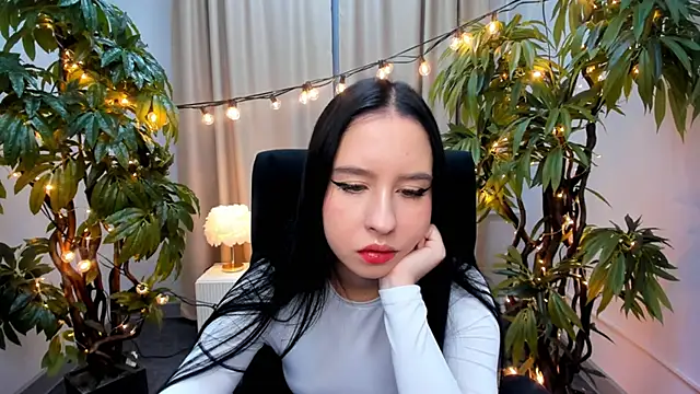 Snapshot of LeonaThompson chatting on December 4, 2025, 7:29 am LeonaThompson online show from December 4, 2025, 7:29 am