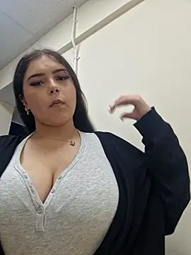 KatieLace online show from September 17, 2025, 11:34 am