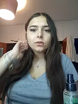 KatieLace online show from September 18, 2025, 8:45 pm