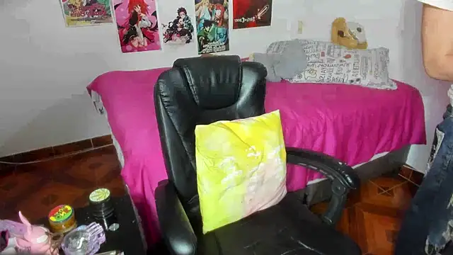 LovexJuxn  online show from November 24, 2025, 4:40 pm