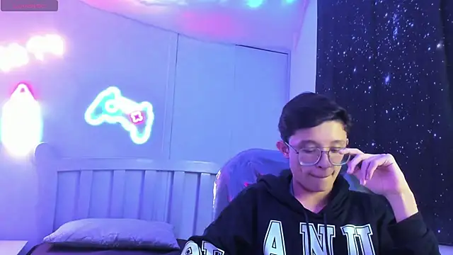 SantiagoRusso18 online show from October 2, 2025, 1:09 am