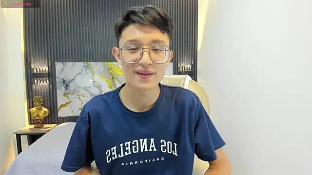 SantiagoRusso18 online show from September 13, 2025, 12:05 pm