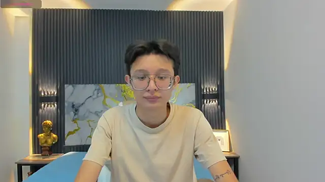 SantiagoRusso18 online show from October 28, 2025, 2:38 pm