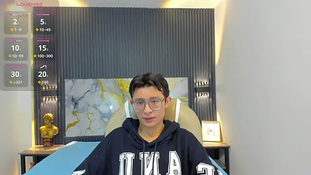 SantiagoRusso18 online show from October 25, 2025, 12:04 pm