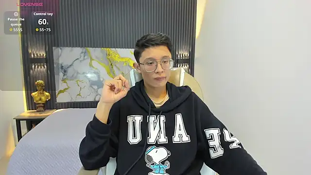 SantiagoRusso18 online show from September 26, 2025, 12:01 pm