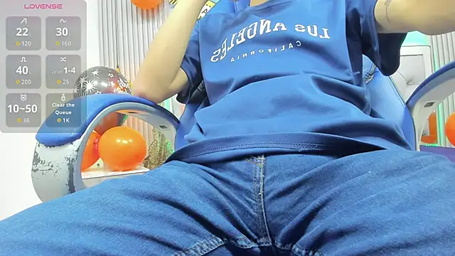 SantiagoRusso18 online show from November 3, 2025, 6:33 pm