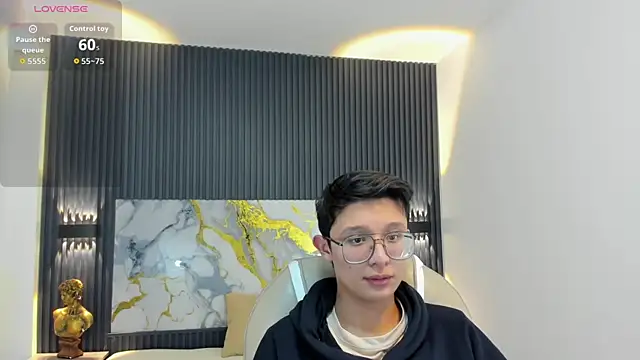 SantiagoRusso18 online show from October 13, 2025, 1:02 pm