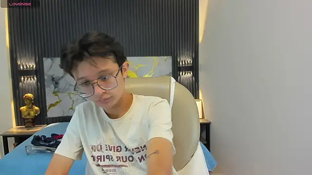 SantiagoRusso18 online show from October 30, 2025, 12:25 pm