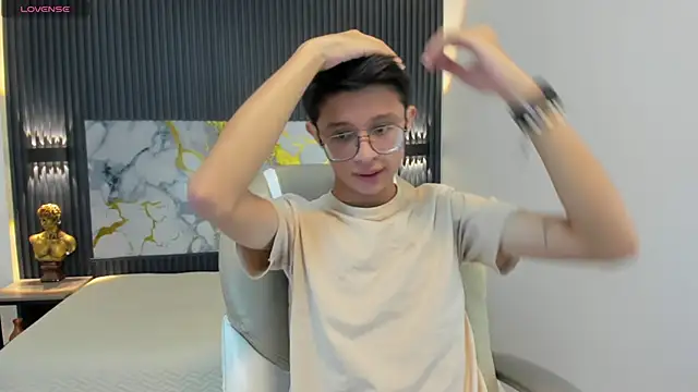 SantiagoRusso18 online show from October 18, 2025, 12:07 pm