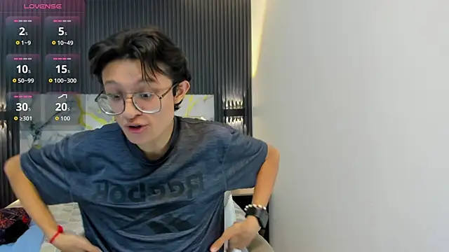 SantiagoRusso18 online show from December 2, 2025, 2:45 am