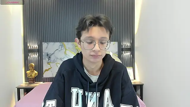 SantiagoRusso18 online show from November 5, 2025, 12:30 pm