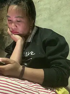 tuyetnhi-00 online show from December 15, 2025, 10:32 am