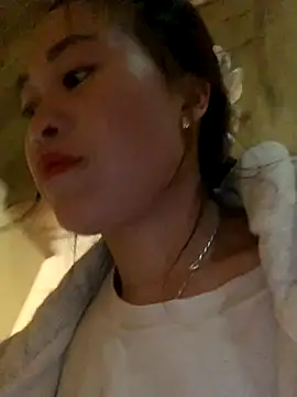 tuyetnhi-00 online show from October 27, 2025, 12:22 am