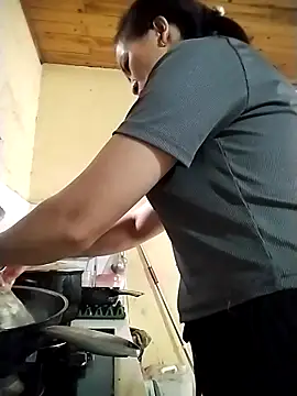 tuyetnhi-00 online show from October 12, 2025, 5:09 am