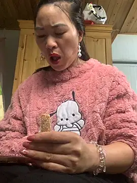 tuyetnhi-00 online show from November 13, 2025, 12:36 am