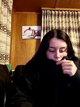 YoungLiisaxx online show from February 4, 2026, 6:14 pm