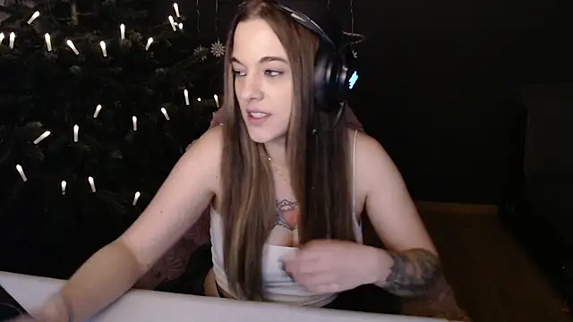 Luna Lynn online show from December 22, 2025, 5:13 pm