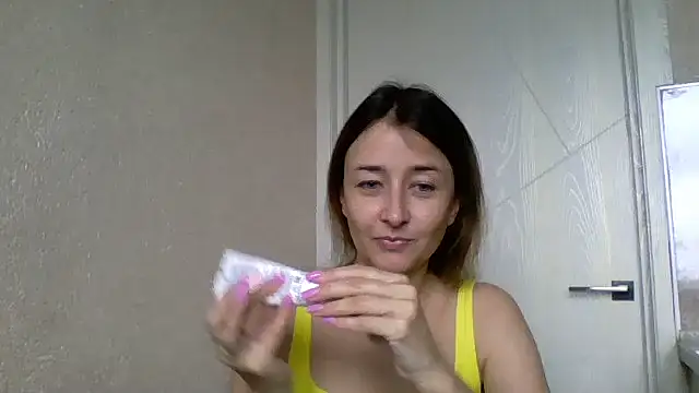 Snapshot of Avenique chatting on October 6, 2025, 11:22 am Avenique online show from October 6, 2025, 11:22 am