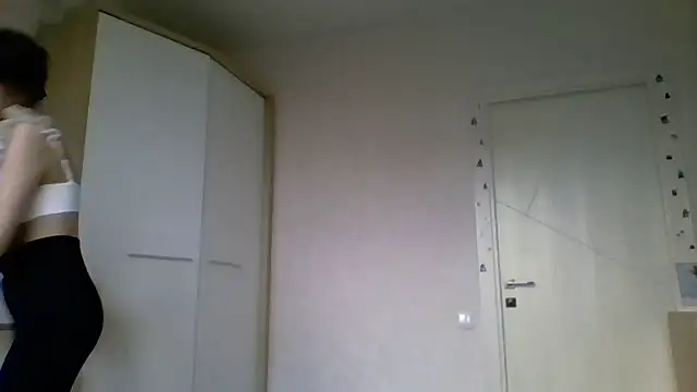 Snapshot of Avenique chatting on October 4, 2025, 2:29 pm Avenique online show from October 4, 2025, 2:29 pm