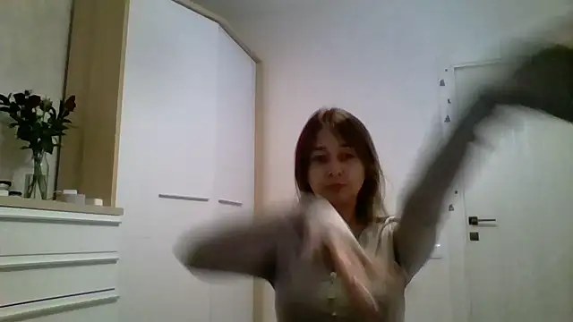 Snapshot of Avenique chatting on October 5, 2025, 8:43 pm Avenique online show from October 5, 2025, 8:43 pm