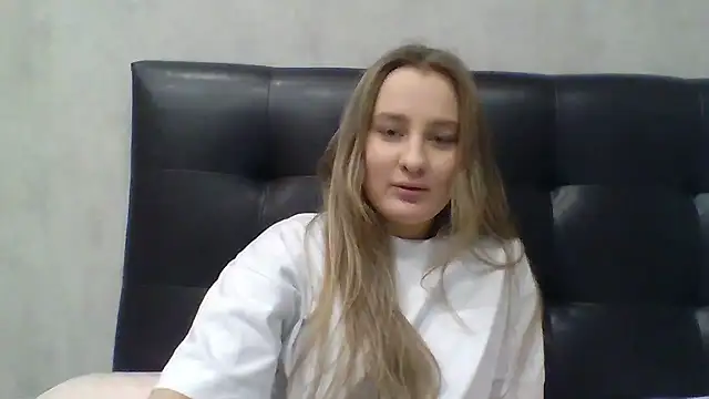 Snapshot of Karyllia chatting on October 6, 2025, 4:30 pm Karyllia online show from October 6, 2025, 4:30 pm