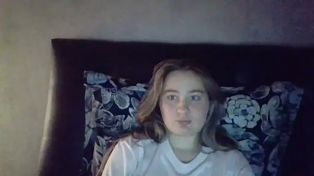 Snapshot of Karyllia chatting on October 5, 2025, 10:22 pm Karyllia online show from October 5, 2025, 10:22 pm