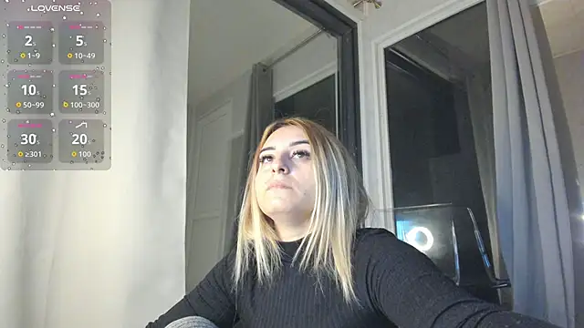 Ella Vee online show from November 13, 2025, 4:05 am