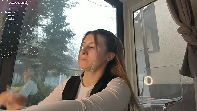 Ella Vee online show from December 20, 2025, 7:00 am