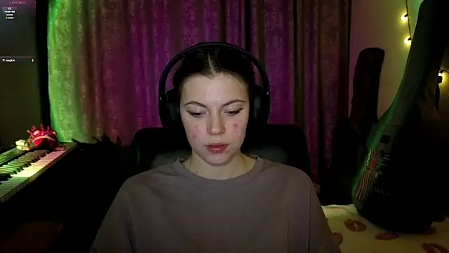 CutieAnny online show from April 12, 2026, 8:12 pm