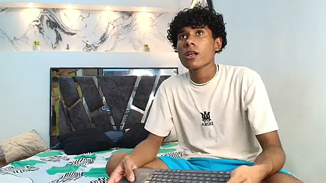 LONDON BOYS1 online show from October 17, 2025, 2:48 am