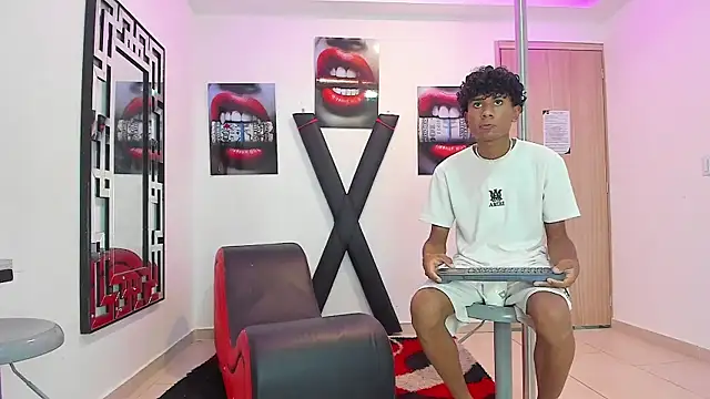 Snapshot of LONDON_BOYS1 chatting on September 18, 2025, 7:11 am LONDON BOYS1 online show from September 18, 2025, 7:11 am