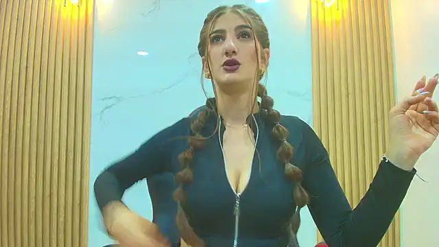 Dafne castro  online show from June 17, 2026, 7:35 pm
