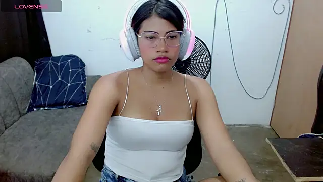 Dulce2415 online show from March 18, 2026, 12:47 am