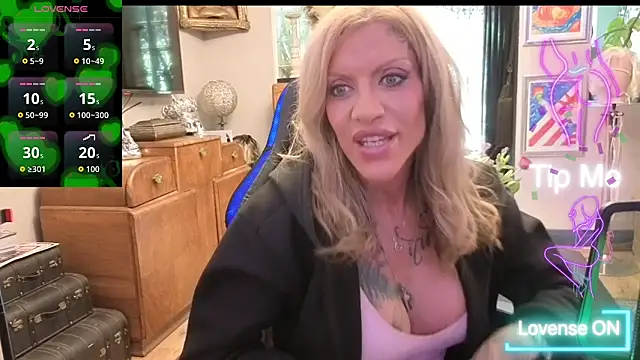 Snapshot of xl_uk_top_trans chatting on April 3, 2026, 12:00 pm xl uk top trans online show from April 3, 2026, 12:00 pm