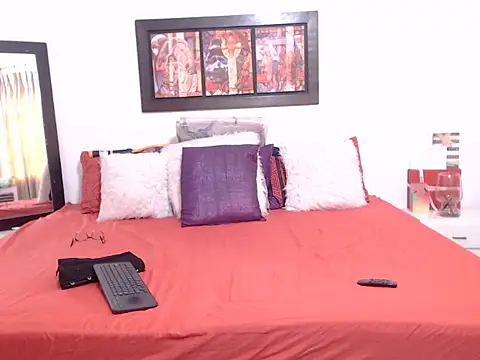 Snapshot of OSHYRIS chatting on November 10, 2025, 12:43 pm OSHYRIS online show from November 10, 2025, 12:43 pm