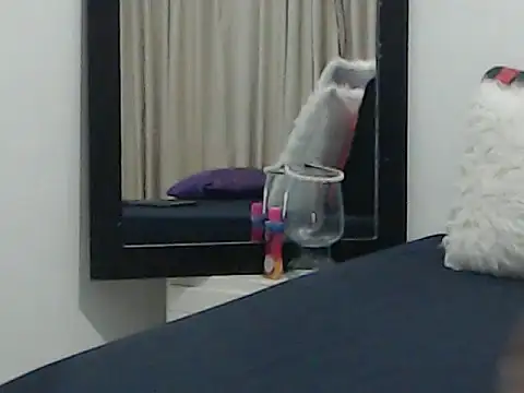 Snapshot of OSHYRIS chatting on October 18, 2025, 11:51 pm OSHYRIS online show from October 18, 2025, 11:51 pm