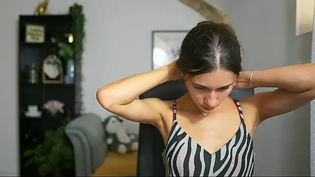 Snapshot of oliviiia__cruz chatting on October 8, 2025, 8:05 am oliviiia cruz online show from October 8, 2025, 8:05 am