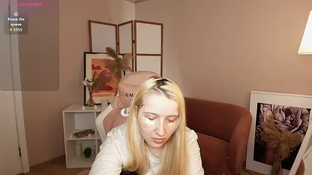 Milana Key online show from December 15, 2025, 9:04 am