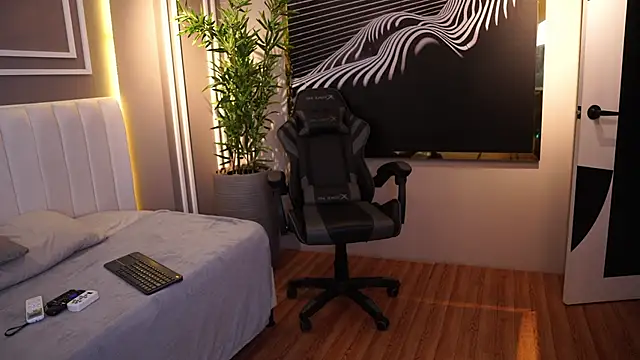 Tayler Kim online show from November 20, 2025, 7:03 pm