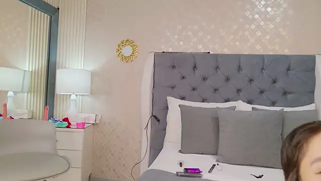 ZoeWilliis online show from May 11, 2026, 4:04 pm