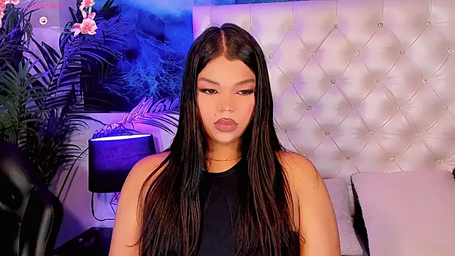Valeria Swett  online show from May 24, 2026, 9:15 pm