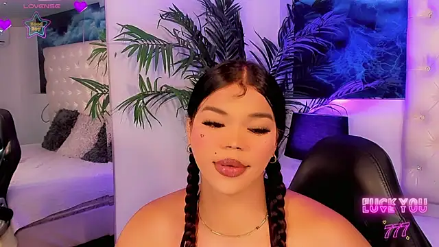 Valeria Swett  online show from May 12, 2026, 8:15 pm