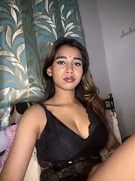 Snapshot of STRIP_GLOW chatting on February 12, 2026, 12:32 am STRIP GLOW online show from February 12, 2026, 12:32 am