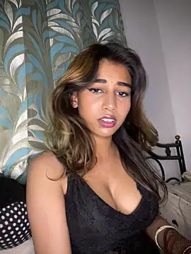 Snapshot of STRIP_GLOW chatting on February 21, 2026, 10:01 pm STRIP GLOW online show from February 21, 2026, 10:01 pm